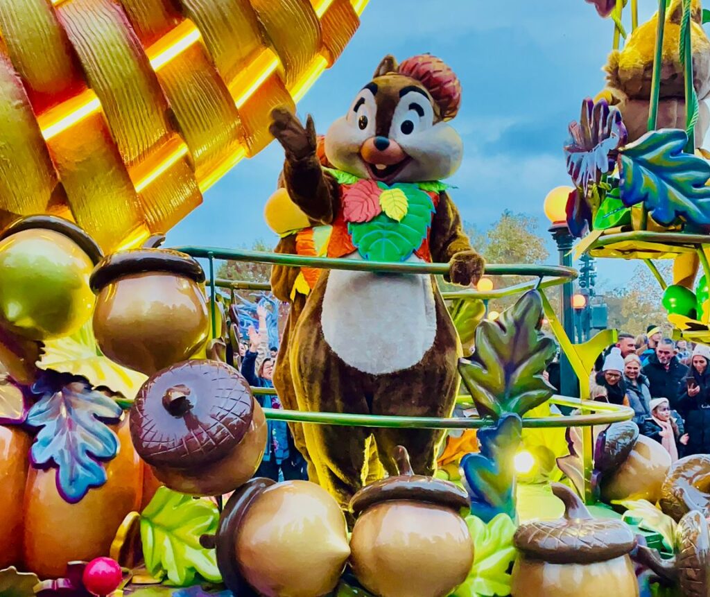 Een afbeelding van de Halloween Celebration, een parade van het thema dat dan in het park terug te vinden is.