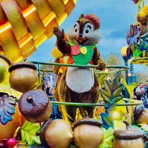 Een afbeelding van de Halloween Celebration, een parade van het thema dat dan in het park terug te vinden is.