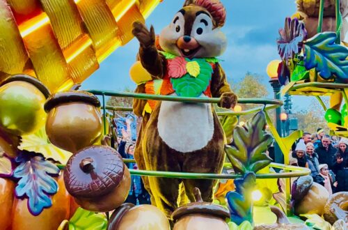 Een afbeelding van de Halloween Celebration, een parade van het thema dat dan in het park terug te vinden is.