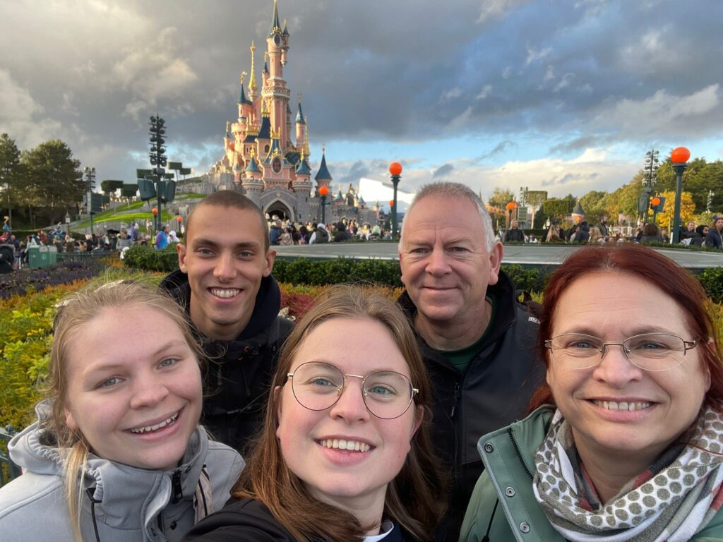 Dag 1: de start van onze trip. Onze eerste en ook enige groepsfoto die we in Disneyland hebben gemaakt.