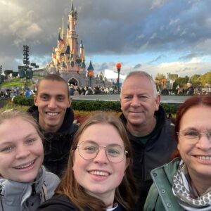 Dag 1: de start van onze trip. Onze eerste en ook enige groepsfoto die we in Disneyland hebben gemaakt.