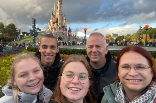 Dag 1: de start van onze trip. Onze eerste en ook enige groepsfoto die we in Disneyland hebben gemaakt.