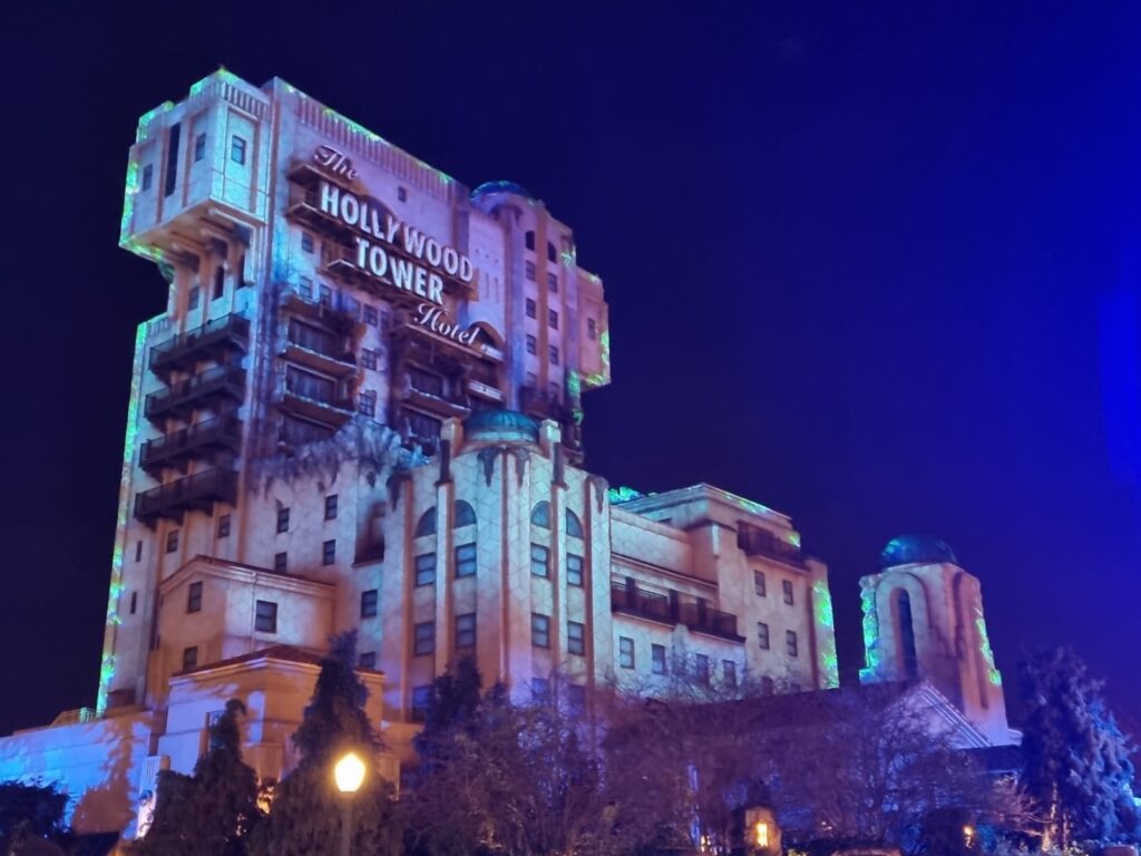 Dag 2: Walt Disney Studio's. dit is de Tower of Terror waar op het einde van de dag ook de lichtshow in dit park op te zien is. En dit was ook de plek waar toch wel een overwinning heeft plaats gevonden.